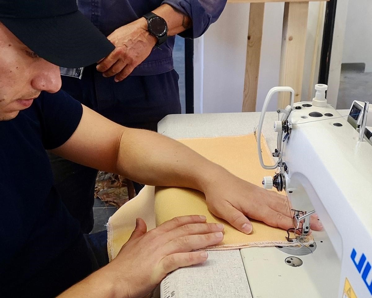 Una persona al lavoro nel laboratorio